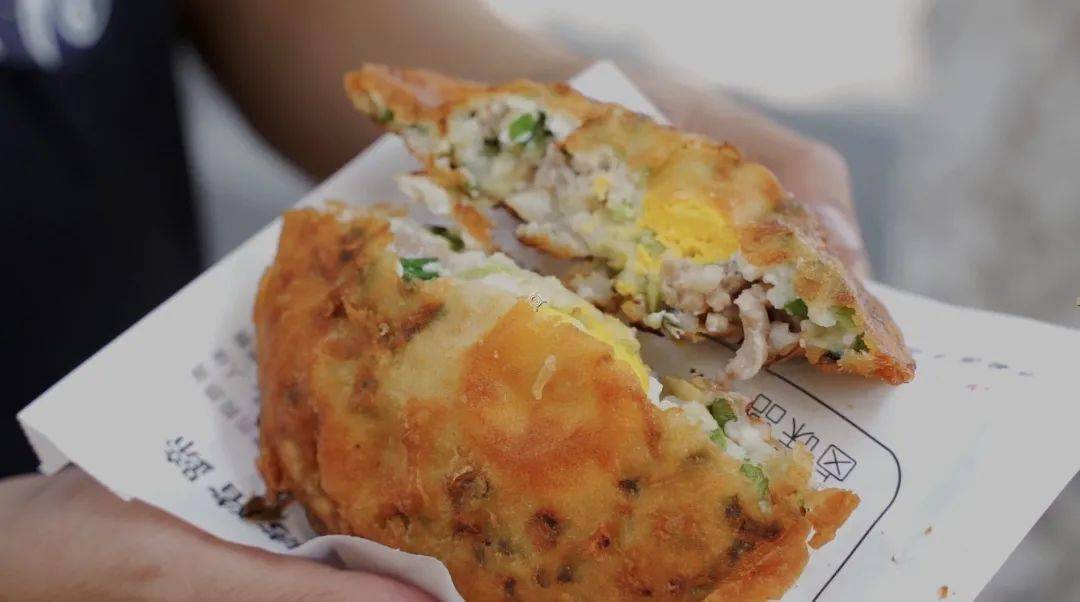 有戏台的地方必有油炸鼓,大人去看戏,小孩去看吃.