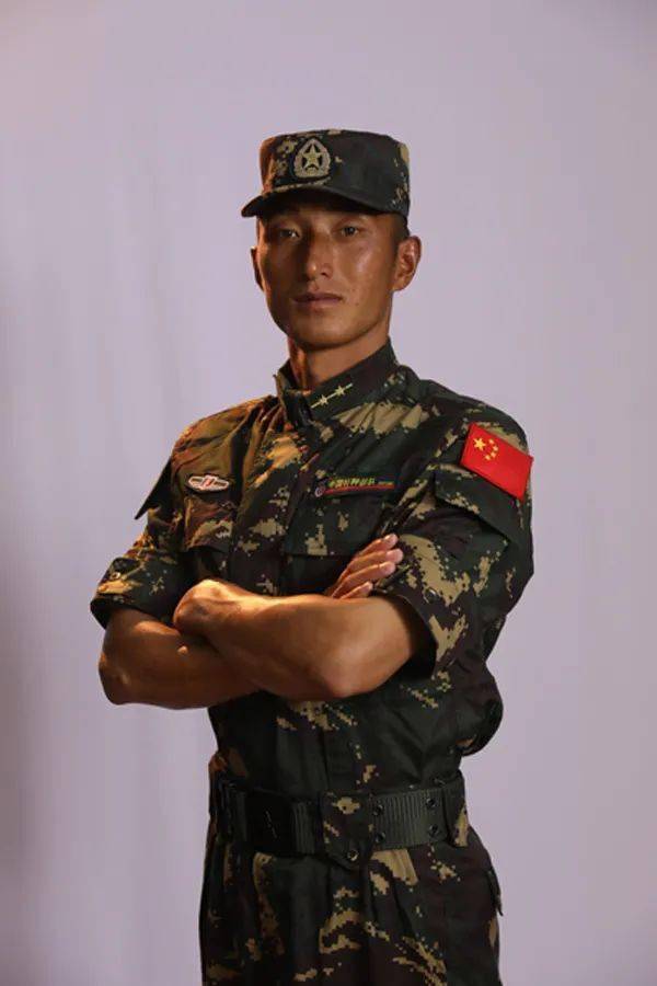 人,2008年12月入伍,现任某集团军特种作战旅作战连队连长,上尉军衔