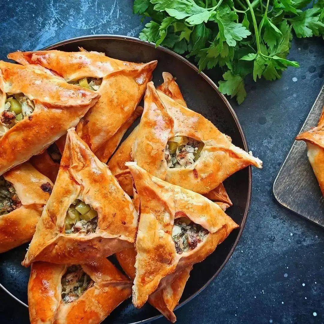 可以到新生鄂伦春少数民族乡品尝鄂伦春族传统菜,也可