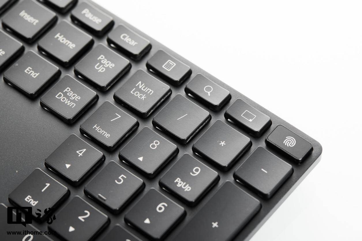 值得一提的是,这枚指纹键还集成了开机键,轻轻一按,指纹安全解锁,开机