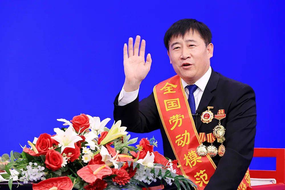 献礼全国劳动模范脱贫攻坚领头羊胡业勇