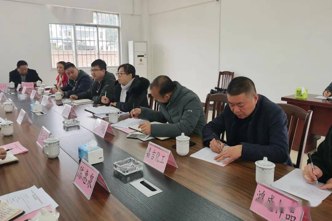 12月15日,柳城县委书记李建华以柳州市党代表身份到马山镇,六塘镇