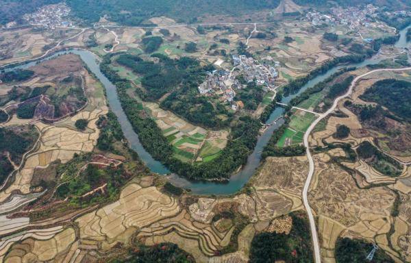 这是广西融安县大将镇三马屯田园景象(12月16日摄,无人机照片.