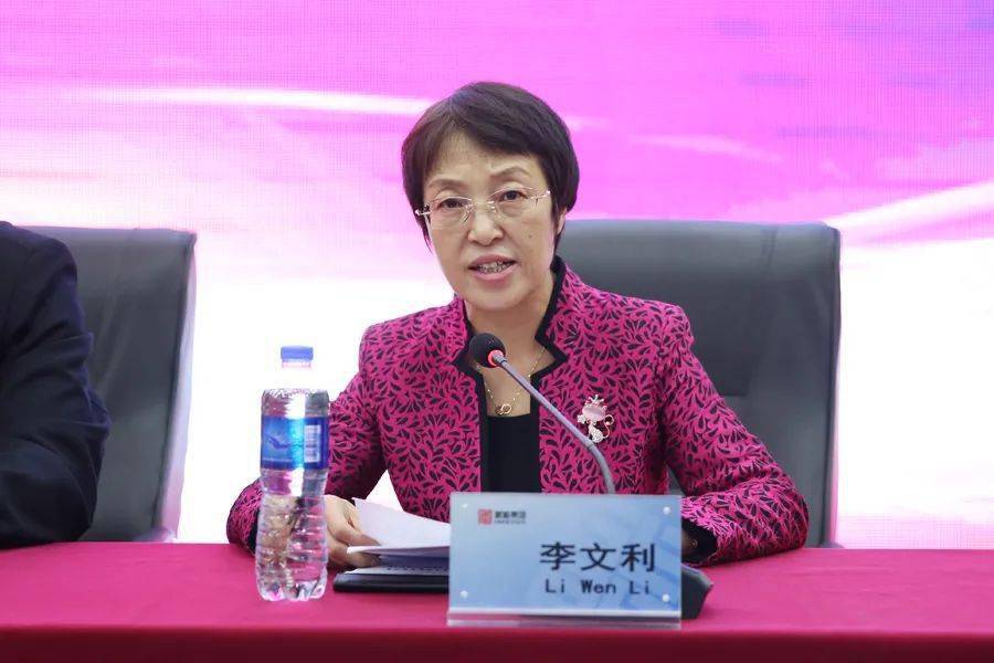 党委宣传部副部长,新闻中心主任李文利宣读了《关于表彰2019与2020