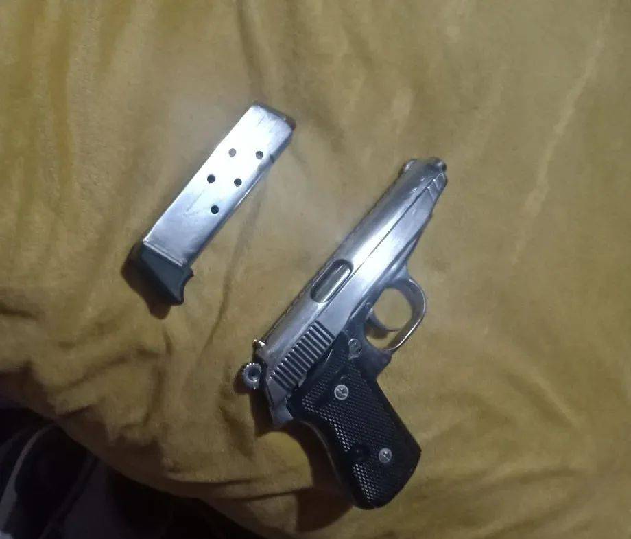 生死较量毒贩手枪已上膛南充民警徒手攀爬上四楼