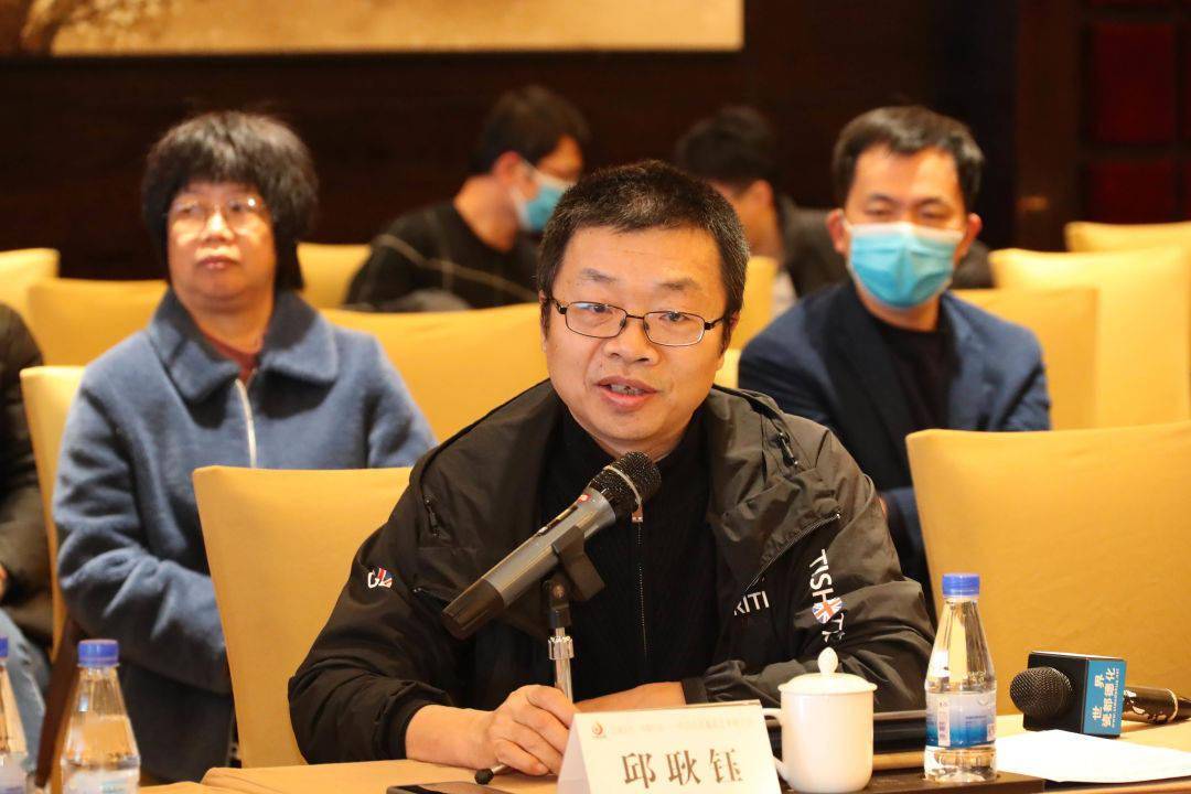 清华大学美术学院陶瓷艺术设计系副教授邱耿钰发言清华大学美术学院