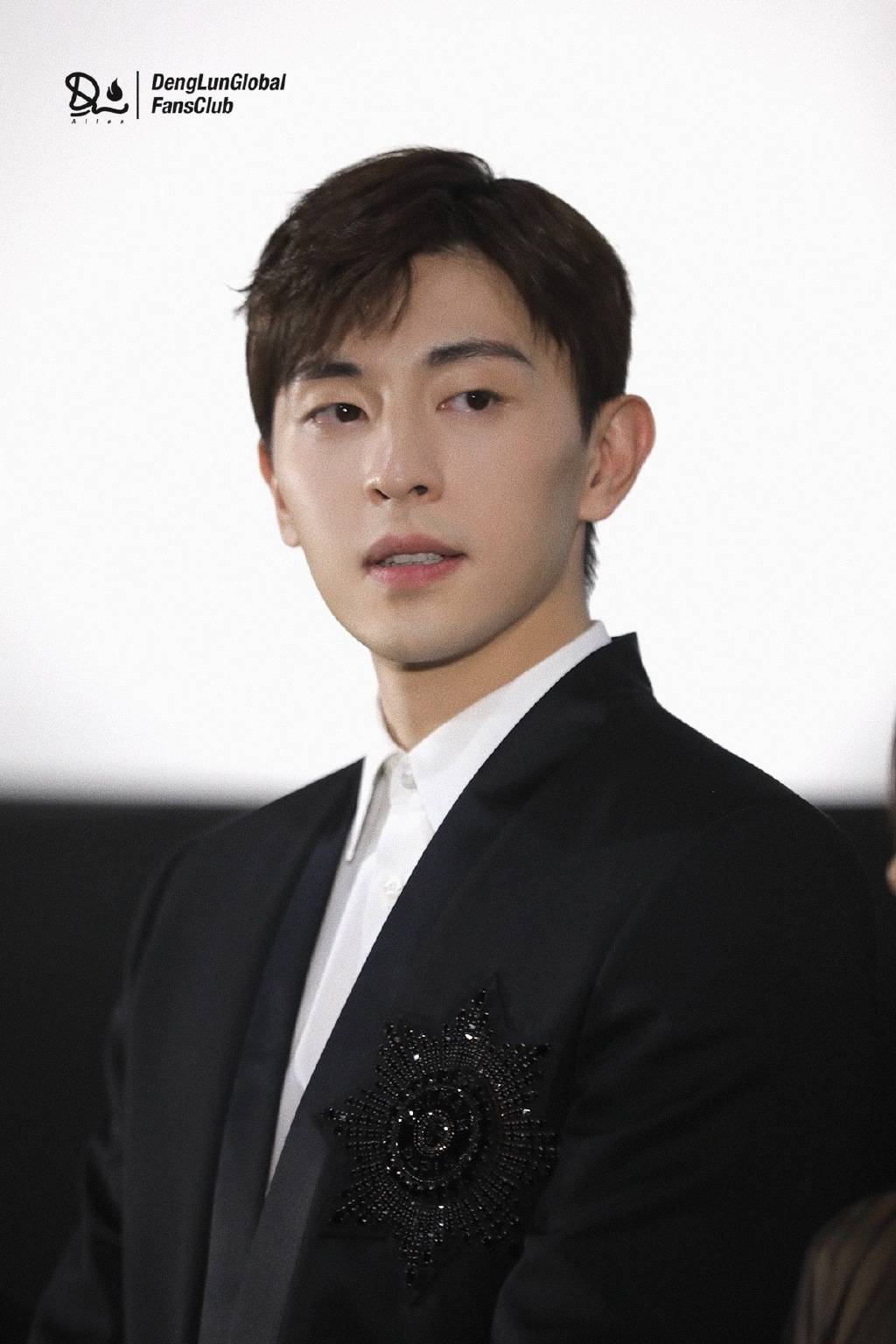 邓伦黑西装亮相《晴雅集》首映礼红毯 首次出演电影的表现收获专业