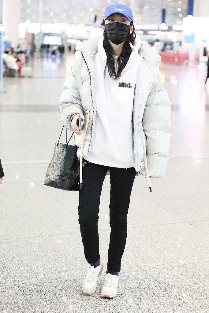 2020年12月8日,北京,童瑶机场街拍.