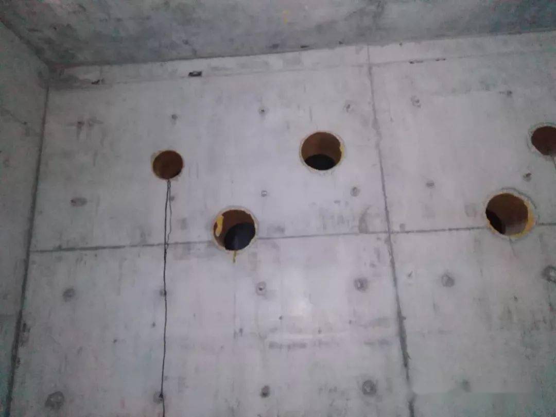 外墙套管接地扁铁预留