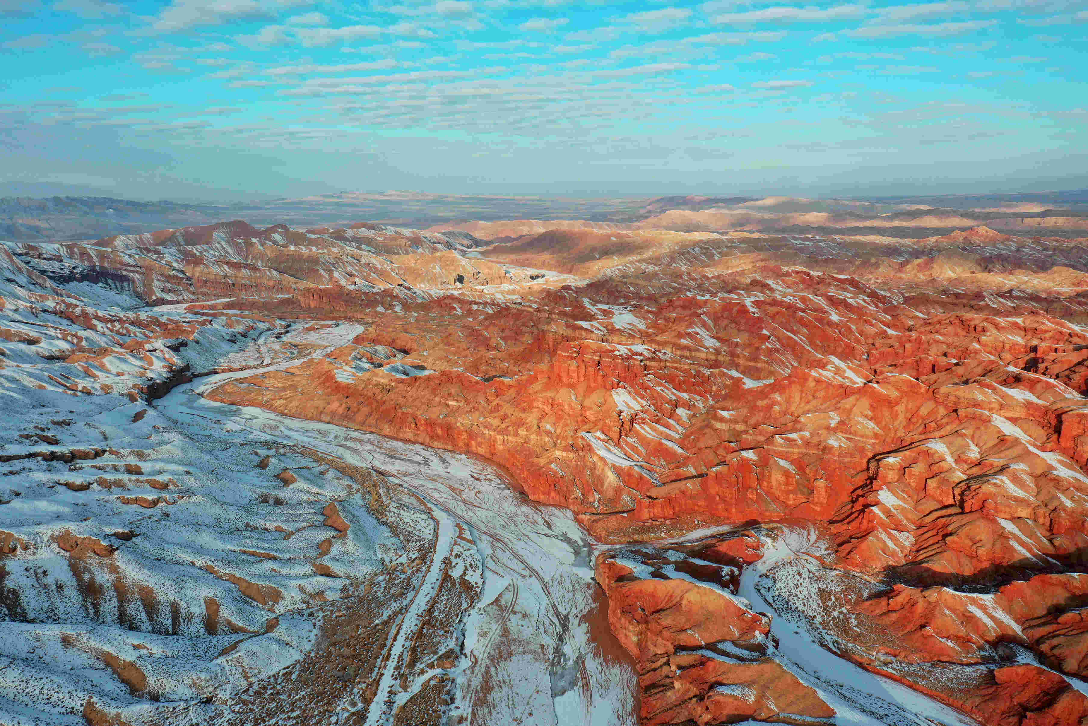 张掖甘州峡谷雪映别样美