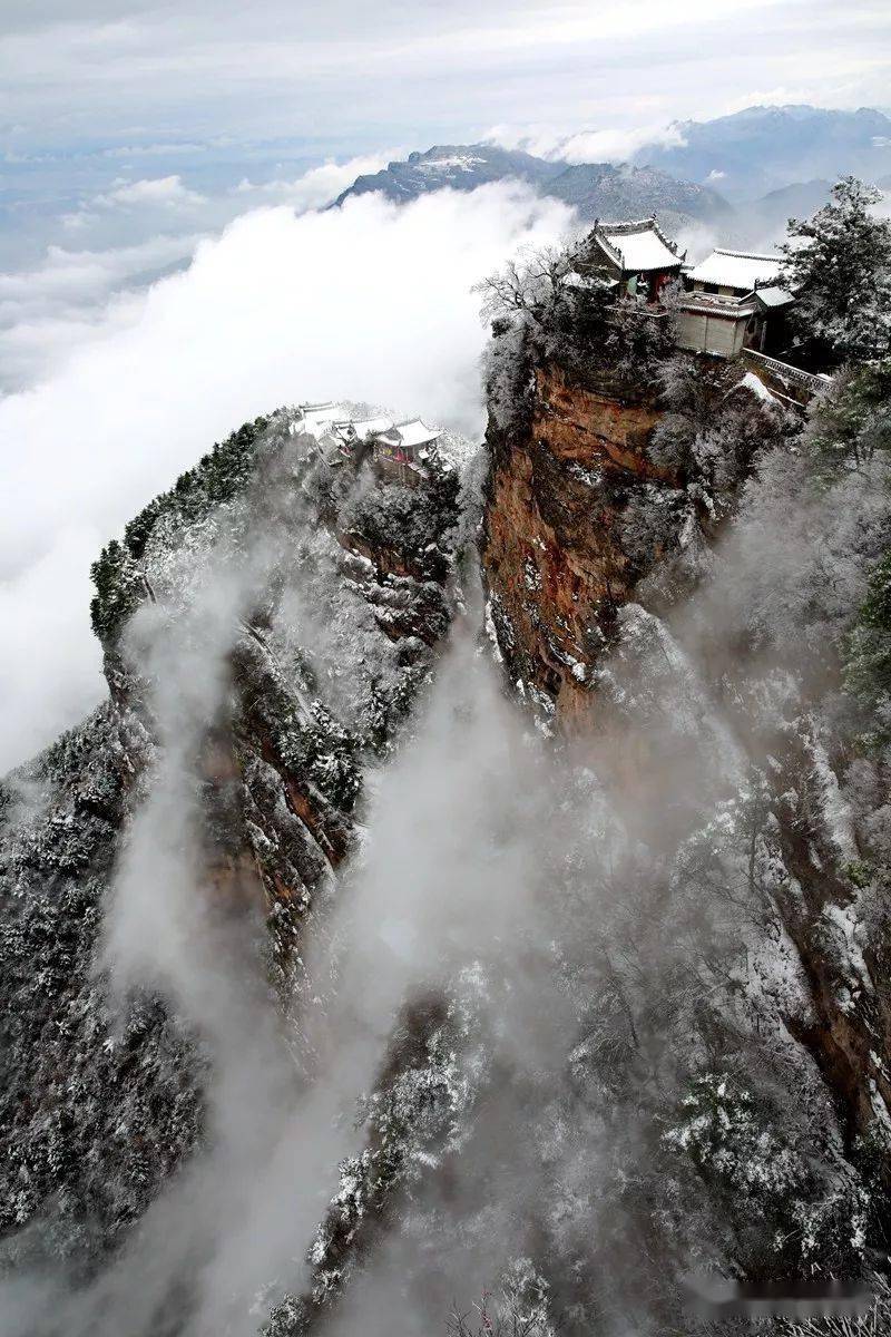 雪,在深夜静静地漫上了鸡峰山,南山茫茫雪景,把深秋的成县映衬