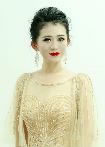 本科,硕士师从哈尔滨音乐学院民族声乐系副主任谢艳丽教授;2014年跟随