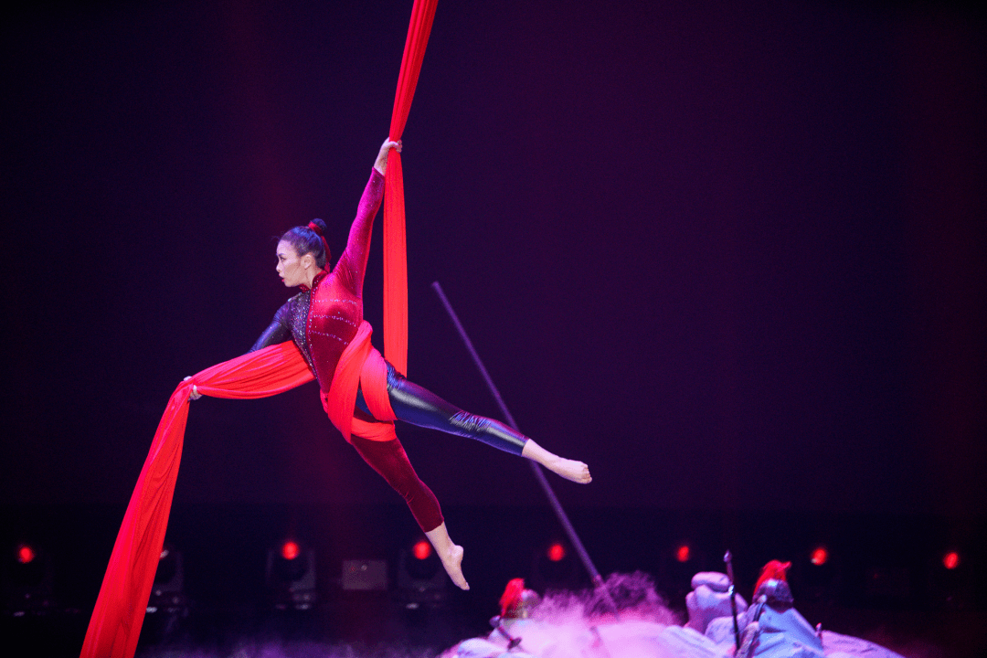 曾被诊断瘫痪伤残30岁却手握长绸高空翱翔这位杂技巾帼太飒了