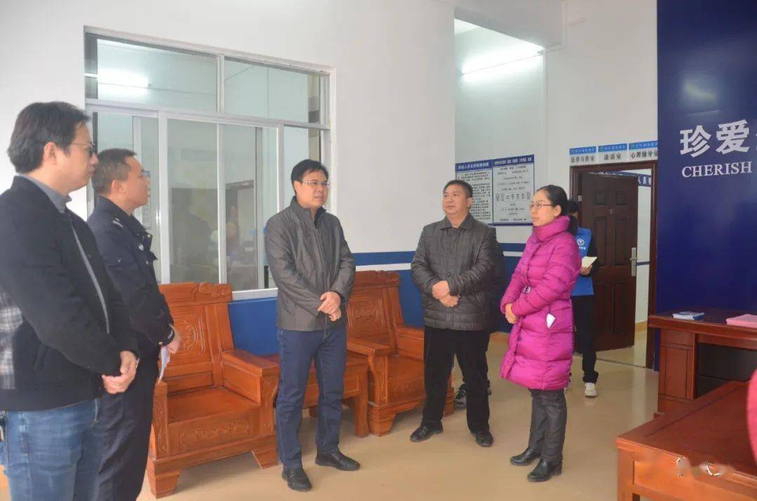 在详细了解禁毒工作阵地建设,整治台账资料,重点人员排查管控等工作