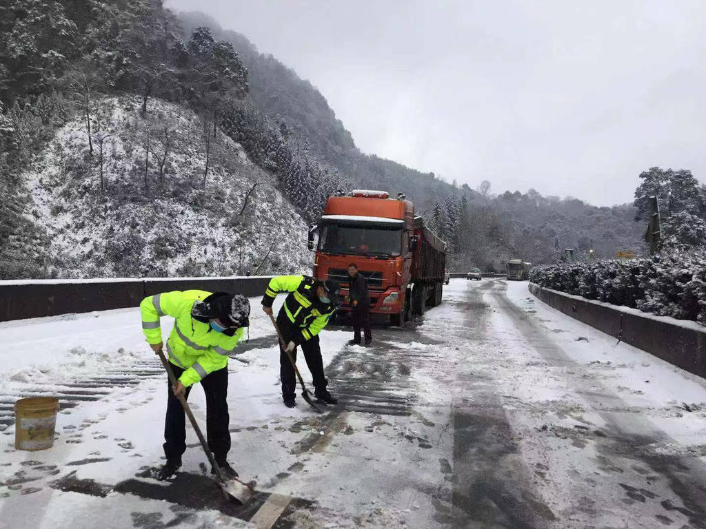 大雪封路!雅西高速泥巴山路段再次交通管制 管制解除時間待定