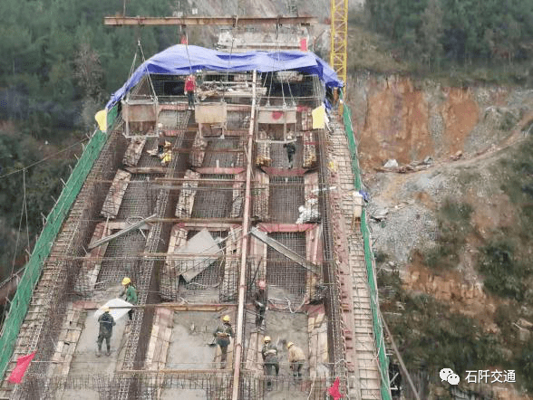 采用缆索起重机吊装悬拼拱架支模浇筑砼施工法,施工工艺高,技术难度大