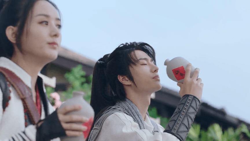 像剧中谢允与周翡在禁林中追赶,还来了个公主抱——小说中没有.