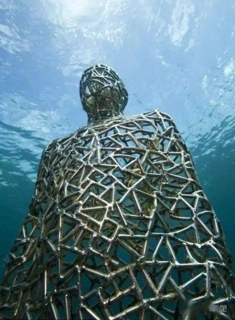 雕塑家打造海底艺术品呼吁环保