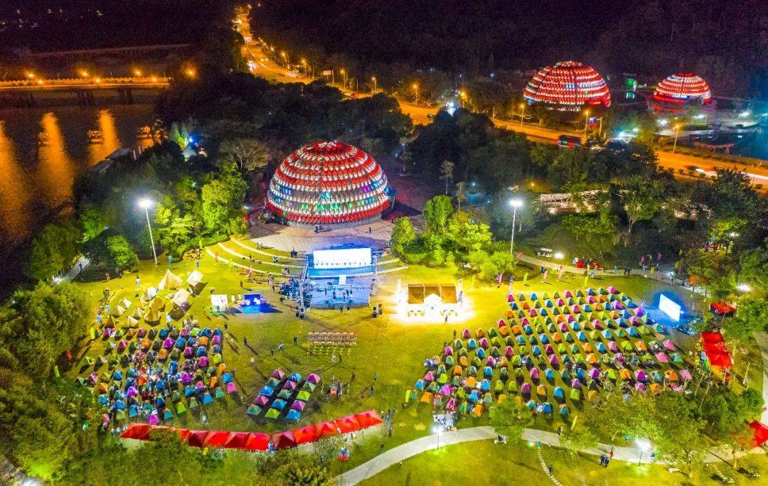 星空下狂欢party盛宴现场互动体验感强,让活动参加者尽享一场夜光风筝