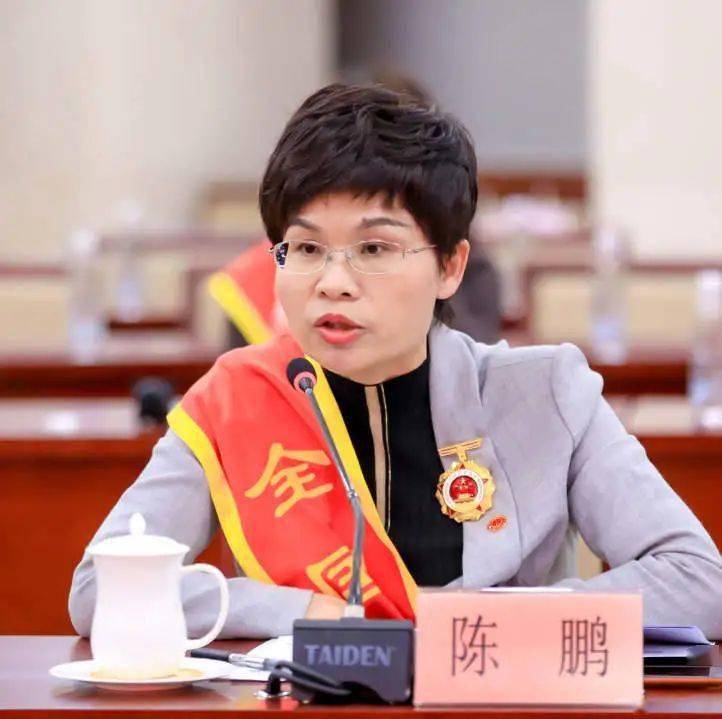 座谈会上,全国劳模李明权,省劳模卢保军,市劳模王文好先后发言.