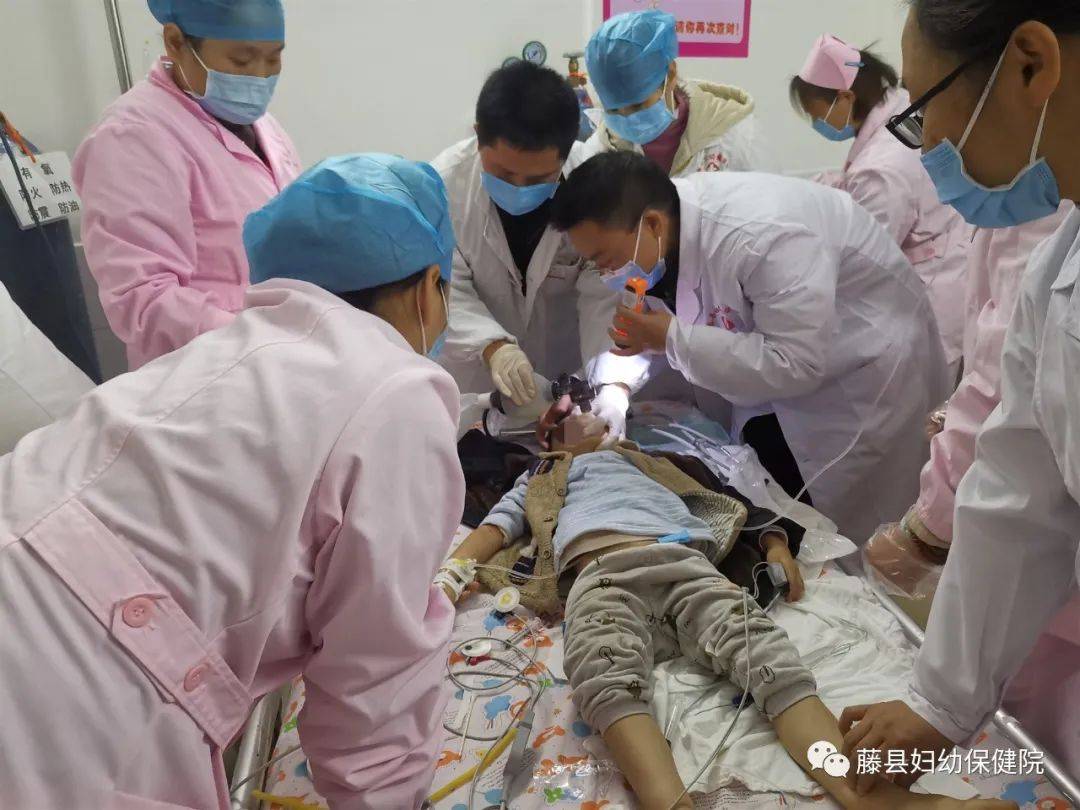 出现了面色发紫,晕厥等症状,当好心人抱到藤县妇幼保健院急诊科抢救时