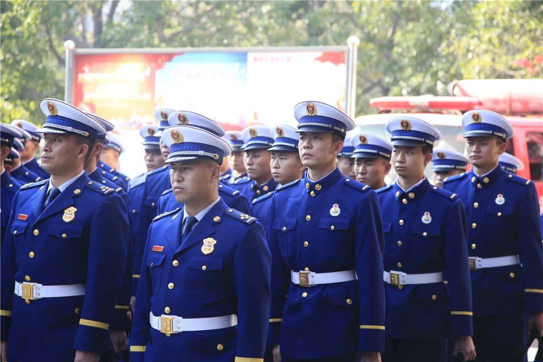 今天攀枝花50名新消防员授衔并投入执勤