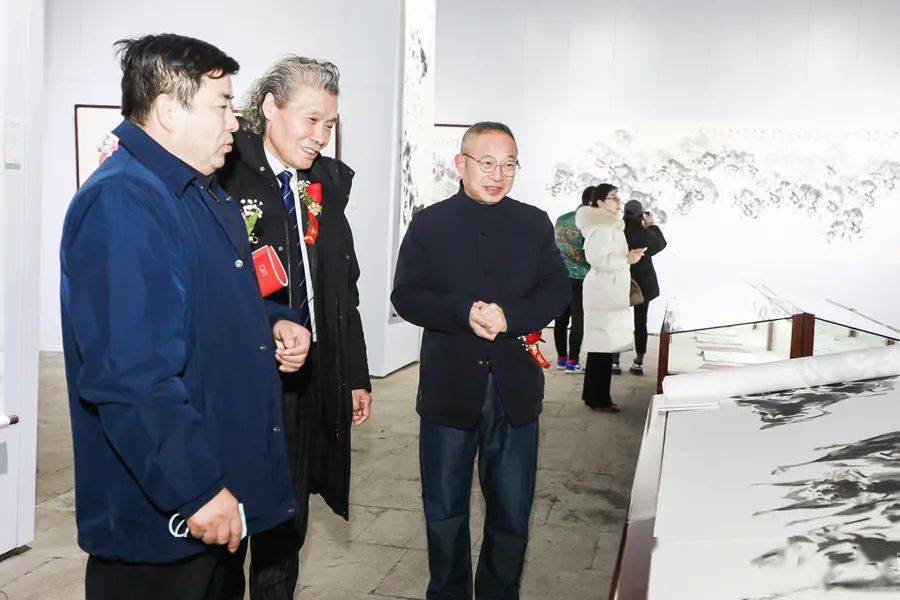 气贯斗牛高建伟牛年迎新画展开幕