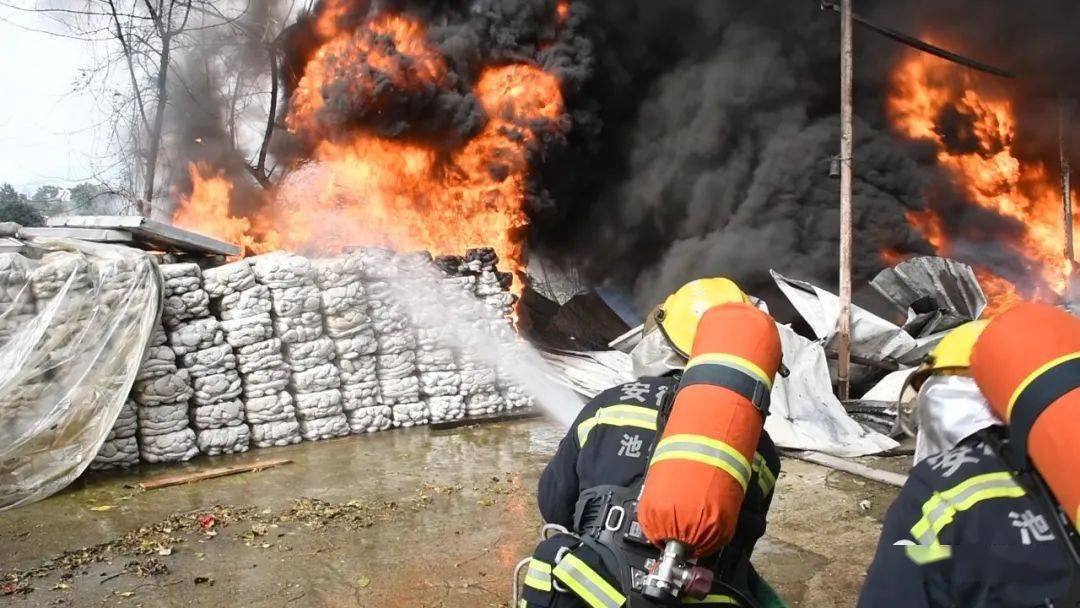 事发池州村民祭祀燃放烟花爆竹致露天堆放物突发大火现场浓烟滚滚视频