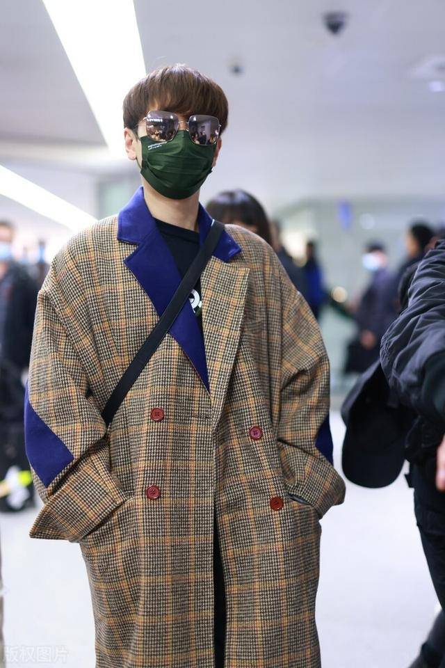 汪苏泷现身机场穿格纹大衣青春少年面戴墨镜潮酷十足