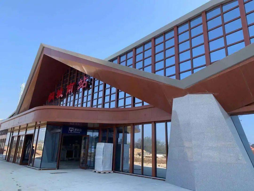 同时通过肥西联络线与合肥南站接轨,经肥西,舒城,庐江,桐城,怀宁等市