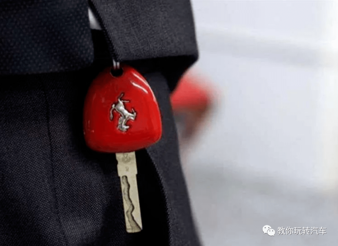 大爷并不是一个普通人,而是一位非常有钱的富豪,他的名字叫做李兆佳