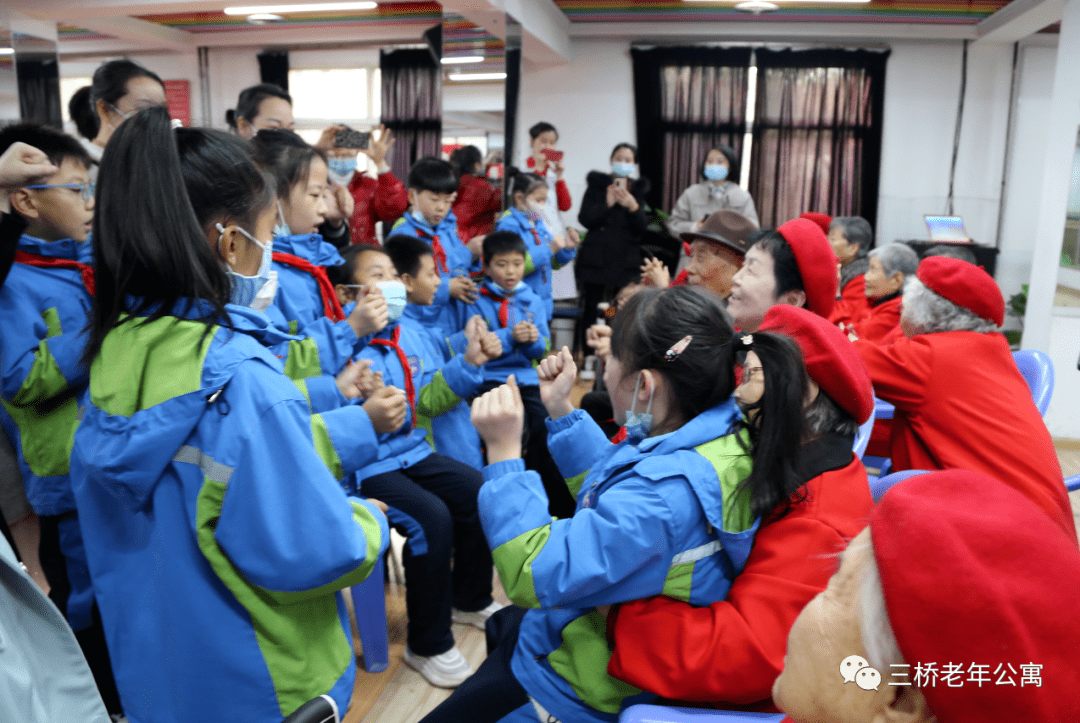 爱心敬老 情暖冬至 ——沣东新城和平小学师生前来公寓慰问