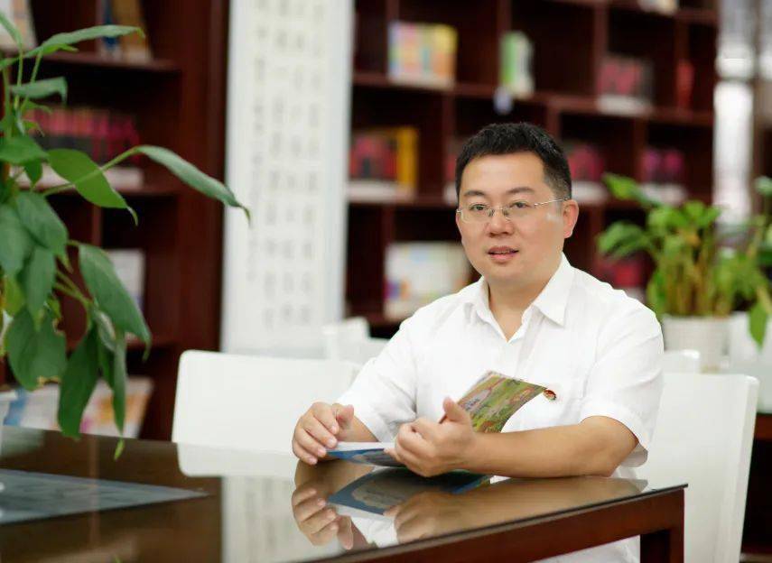 愿效煌煌生辉烛甘当默默育花人