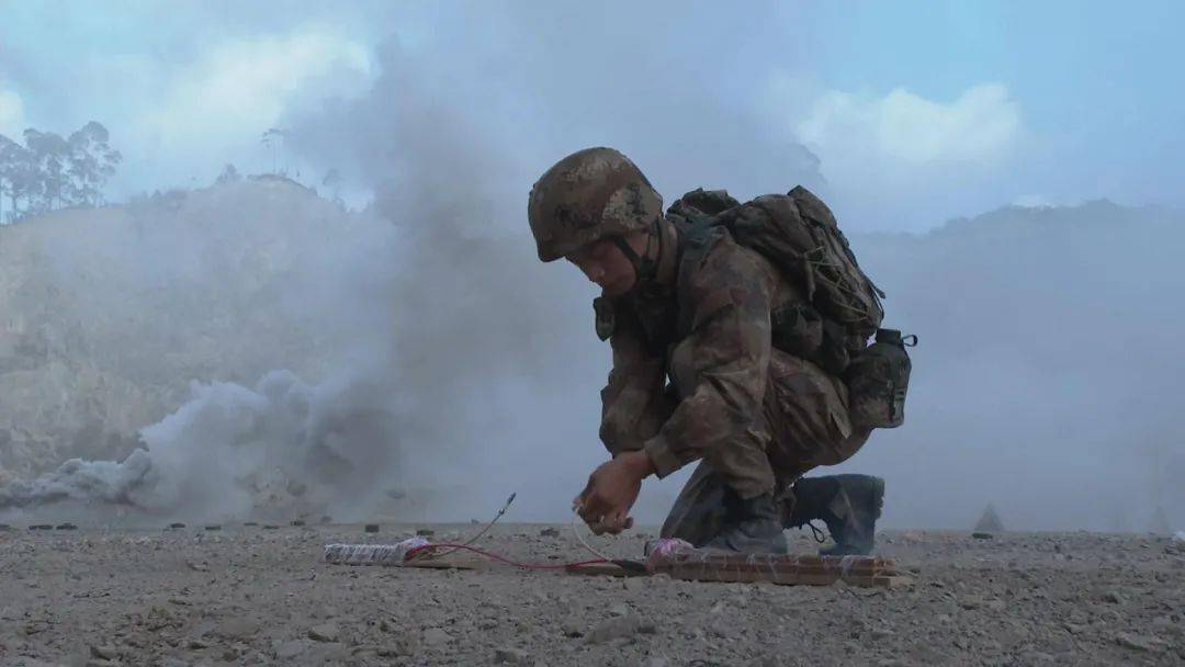 第73集团军某旅工兵防化联合破障开辟通路