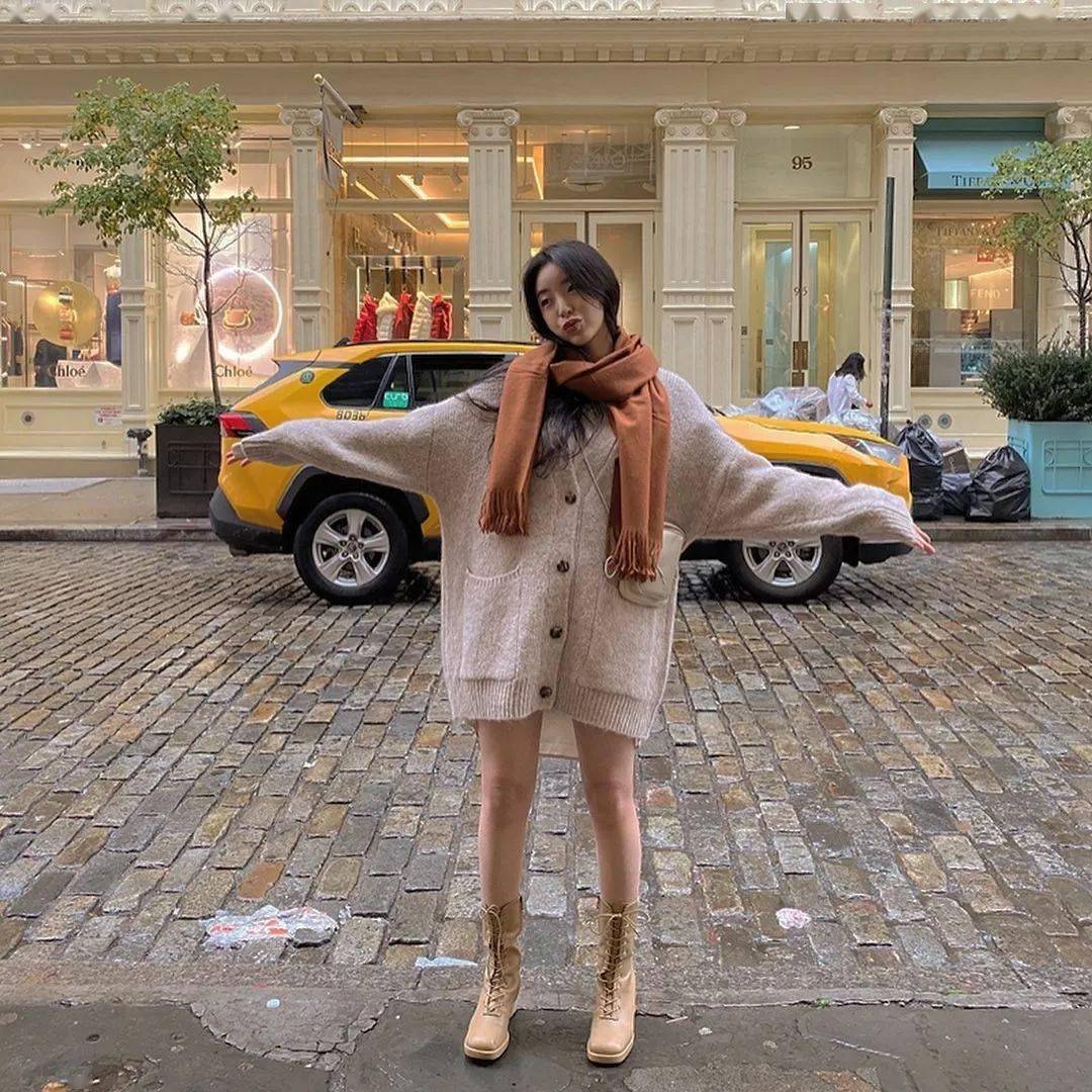 小个子女孩可以用马丁靴搭配连衣裙,增加甜美的同时利用厚底马丁靴给