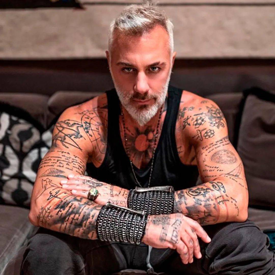 52岁大叔交25岁女友裸身热舞火爆全球这真的是中年人吗