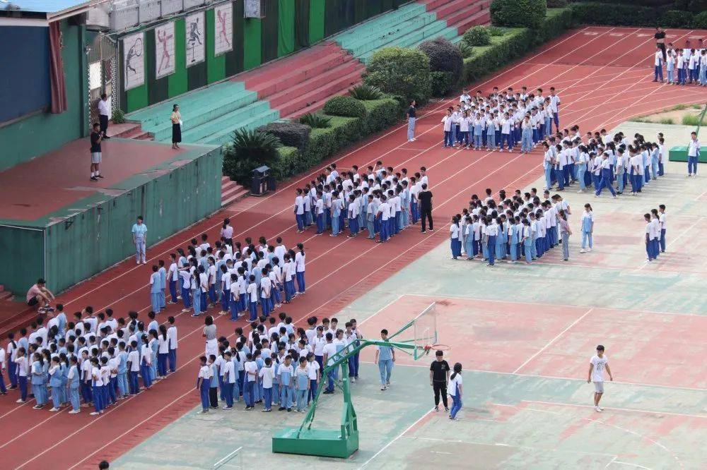 坚持大课间跑操本学期,小学低年级部启用了全新动感街舞课间操,高中