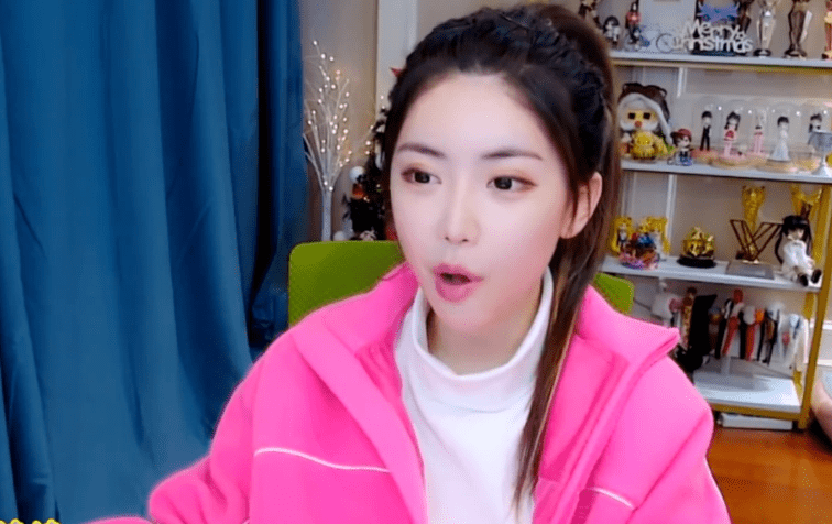 知名主播周淑怡直播透露择偶标准直言男朋友没啥用观众献上神策