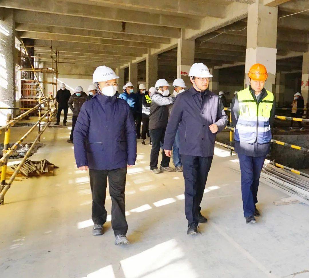 12月16日,上海仪电副总裁黄金刚一行在云赛智联总经理翁峻青,党委书记