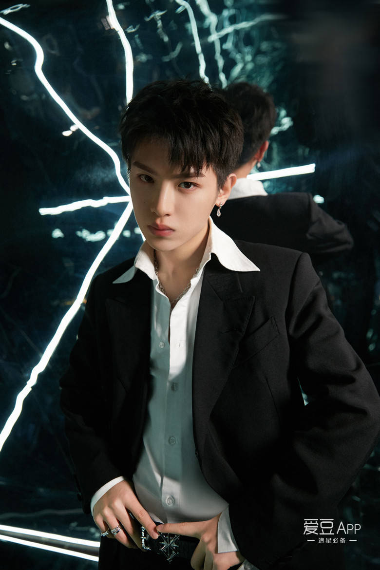 消息塞巴斯汀全球首位中国代言人黄明昊t台首秀