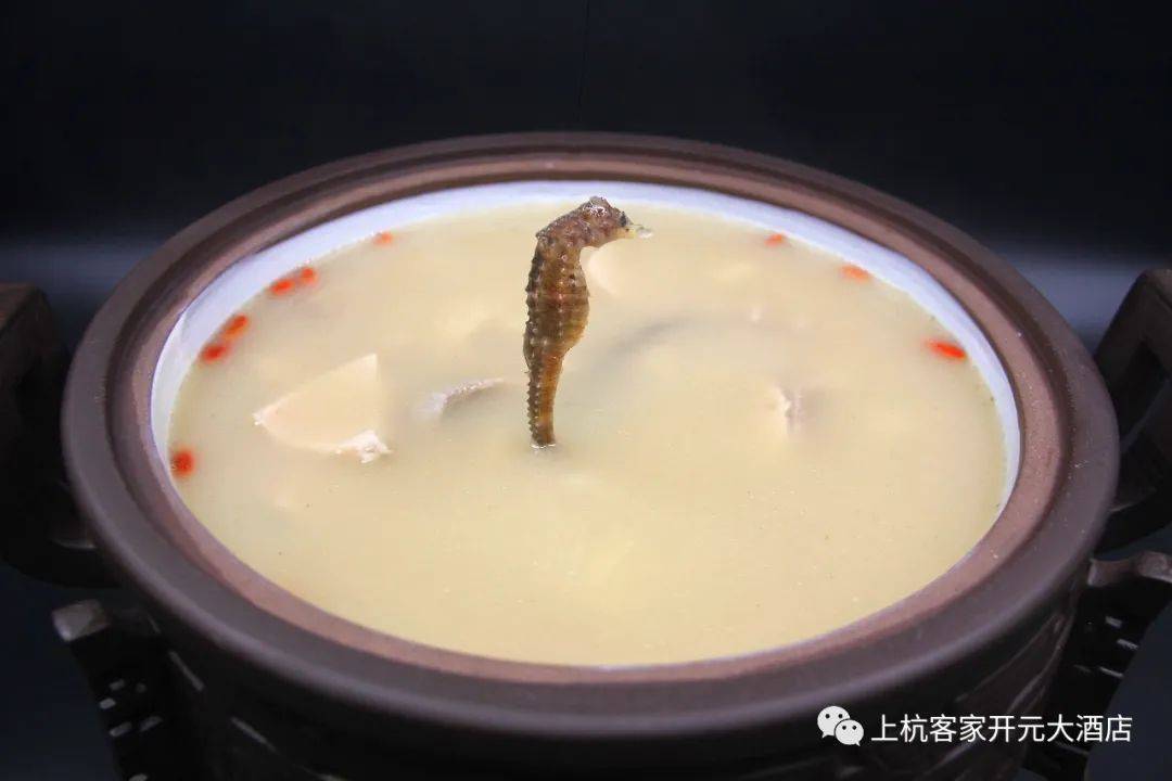 除了有超级滋补的牛鞭外,还有海马等名贵食材,经8小时熬制香味四溢.