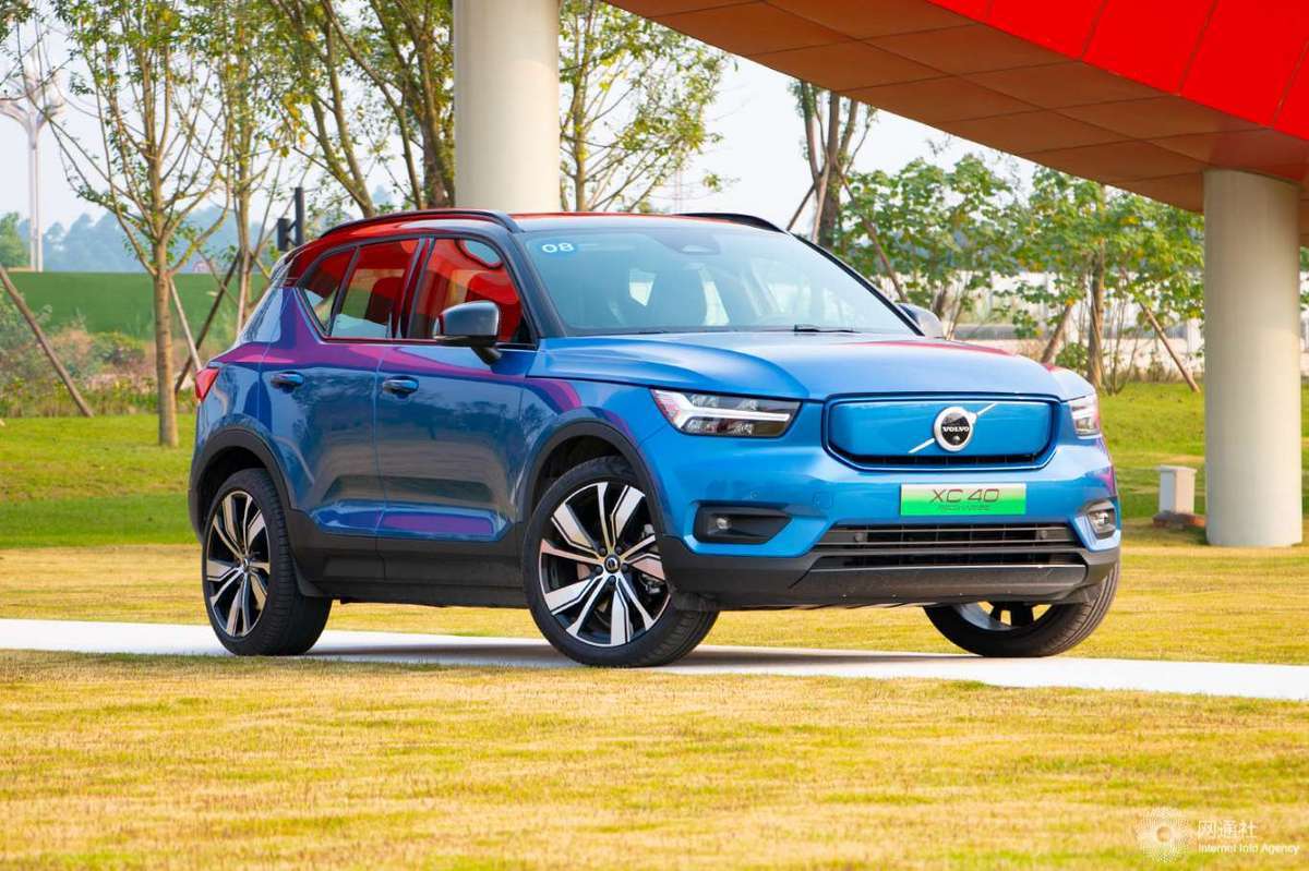 喜提爱车沃尔沃xc40纯电版首批盲订车主交付