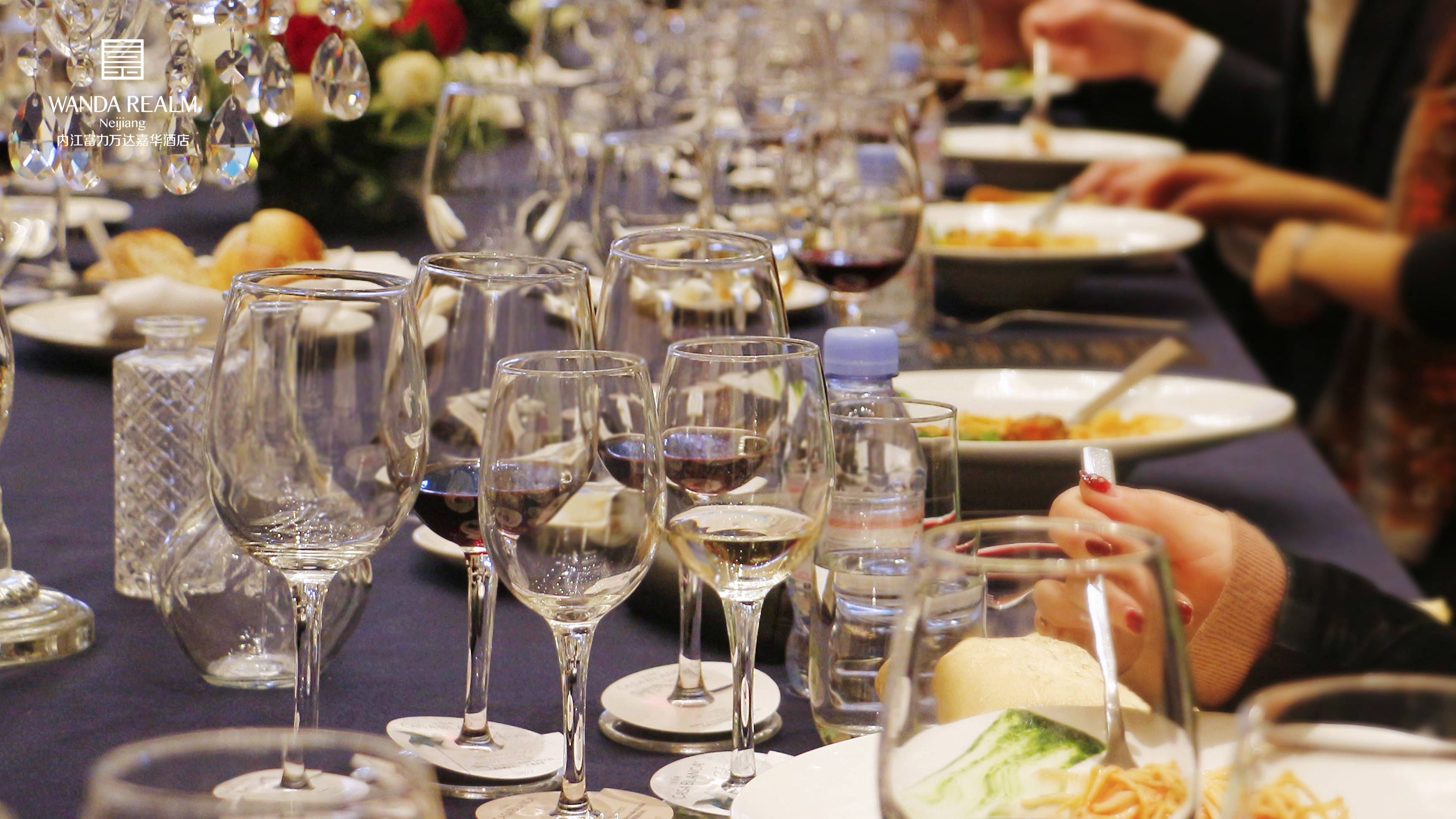 18点整,宴会厅大门拉开,迎着炫彩夺目的灯光秀,活动正式拉开帷幕.