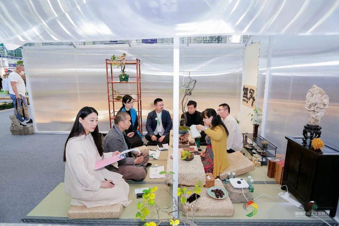 湖南师范大学美术学院教授,苏州大学建筑学院兼职教授刘伟;台湾一叶