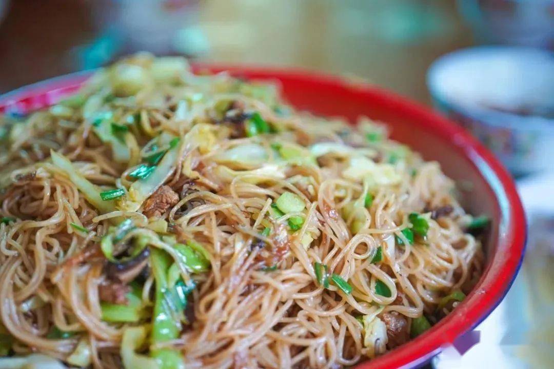 然后开始点菜……在这里,只要你不怕吃撑,湖头正宗的小吃你都有机会品