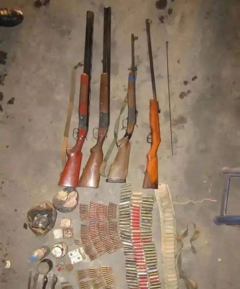 一男子家藏4把枪300多发子弹