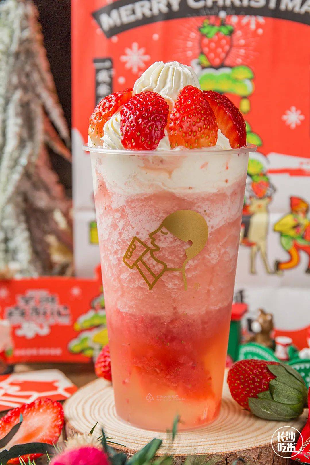 由新鲜草莓果肉和绿妍茶底制成的沙冰作为基底,加入明星小料"