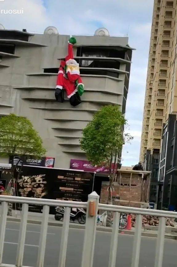 讨论汕尾网友拍到这圣诞老人上吊