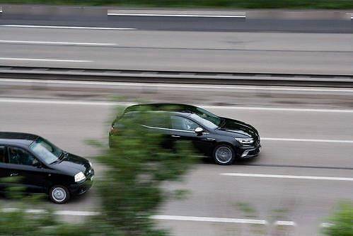 這三種情況在交規中都不屬於右側超車.在日常行車時,交警一般