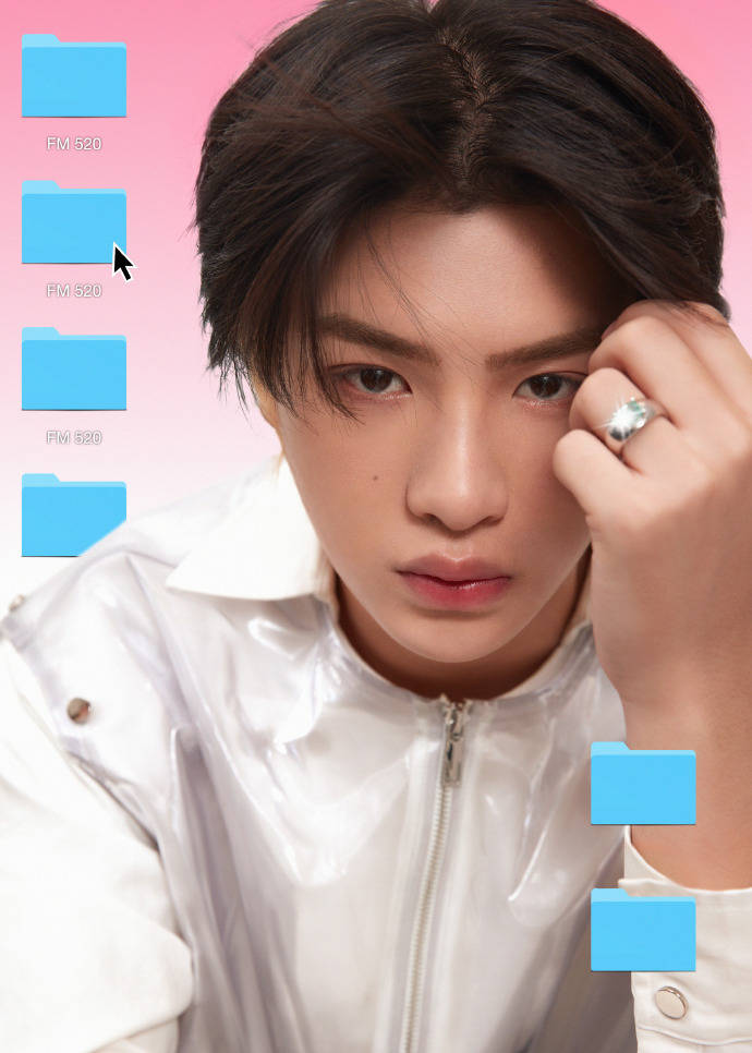 黄明昊首专18新曲fm520宣传海报解锁圣诞节别忘了来领礼物哦